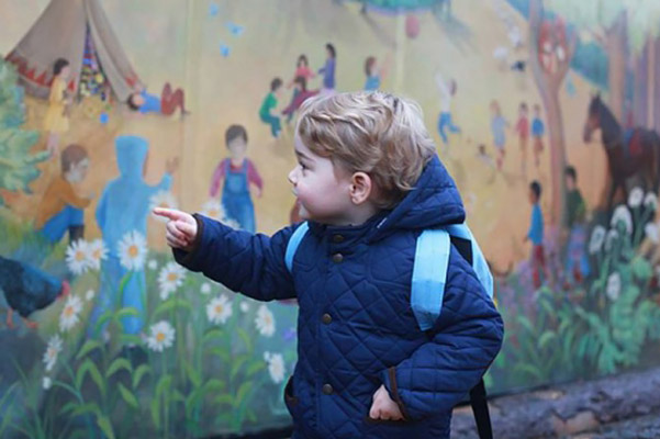 Само очарование: Кейт Миддлтон показала первые снимки принца Джорджа в детском саду